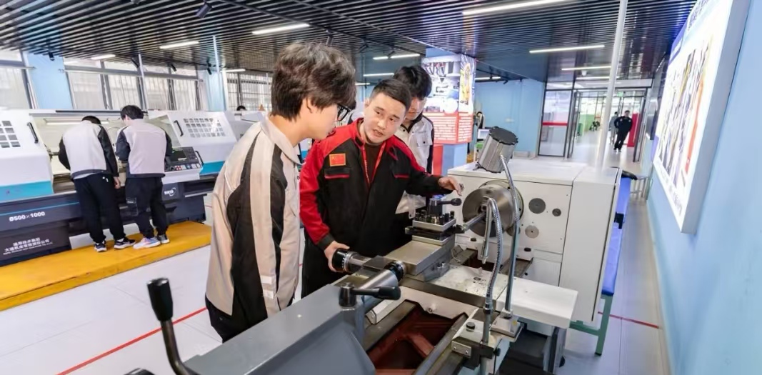 2025年安徽省宿州市中考未能考上高中，還有機(jī)會(huì)上本科嗎---合肥工貿(mào)高級(jí)技工學(xué)校｜專業(yè)介紹+最新招生簡(jiǎn)章-圖1